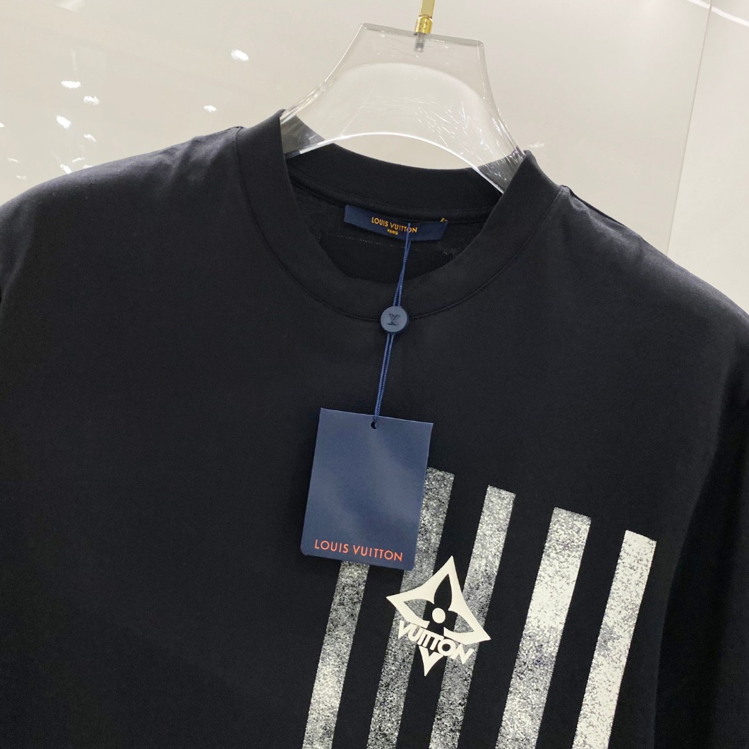  LV 2025ss春夏新款棉质圆领短袖T恤 胸前印花工艺 顶级丝光棉面料定制 标准版型
黑 白 两色 