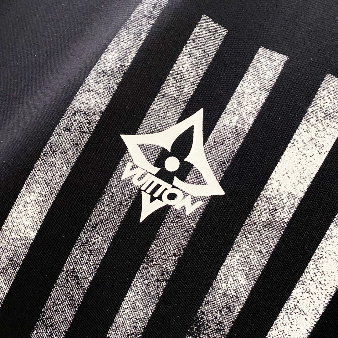  LV 2025ss春夏新款棉质圆领短袖T恤 胸前印花工艺 顶级丝光棉面料定制 标准版型
黑 白 两色 