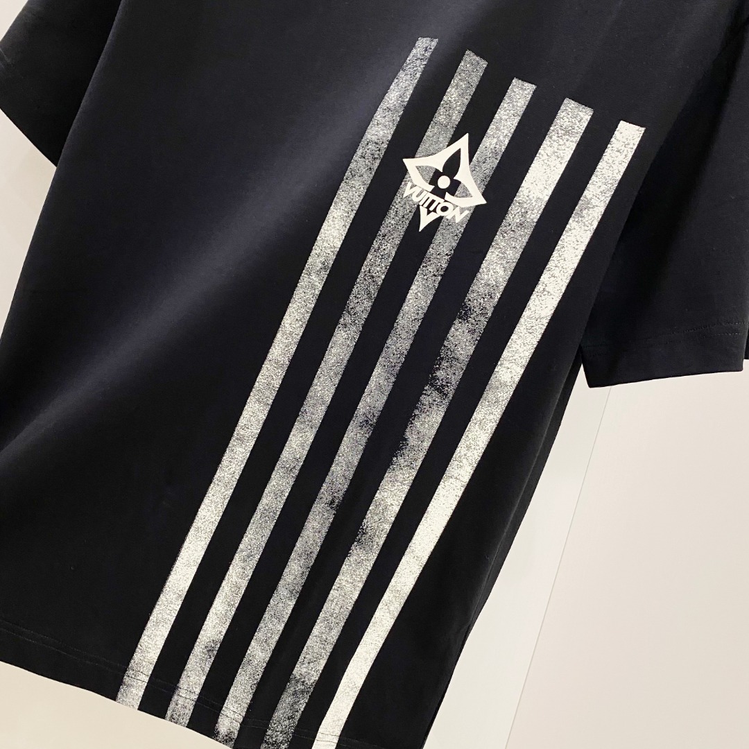  LV 2025ss春夏新款棉质圆领短袖T恤 胸前印花工艺 顶级丝光棉面料定制 标准版型
黑 白 两色 