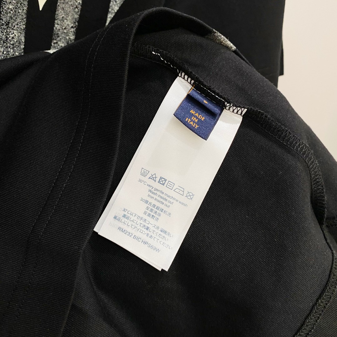  LV 2025ss春夏新款棉质圆领短袖T恤 胸前印花工艺 顶级丝光棉面料定制 标准版型
黑 白 两色 