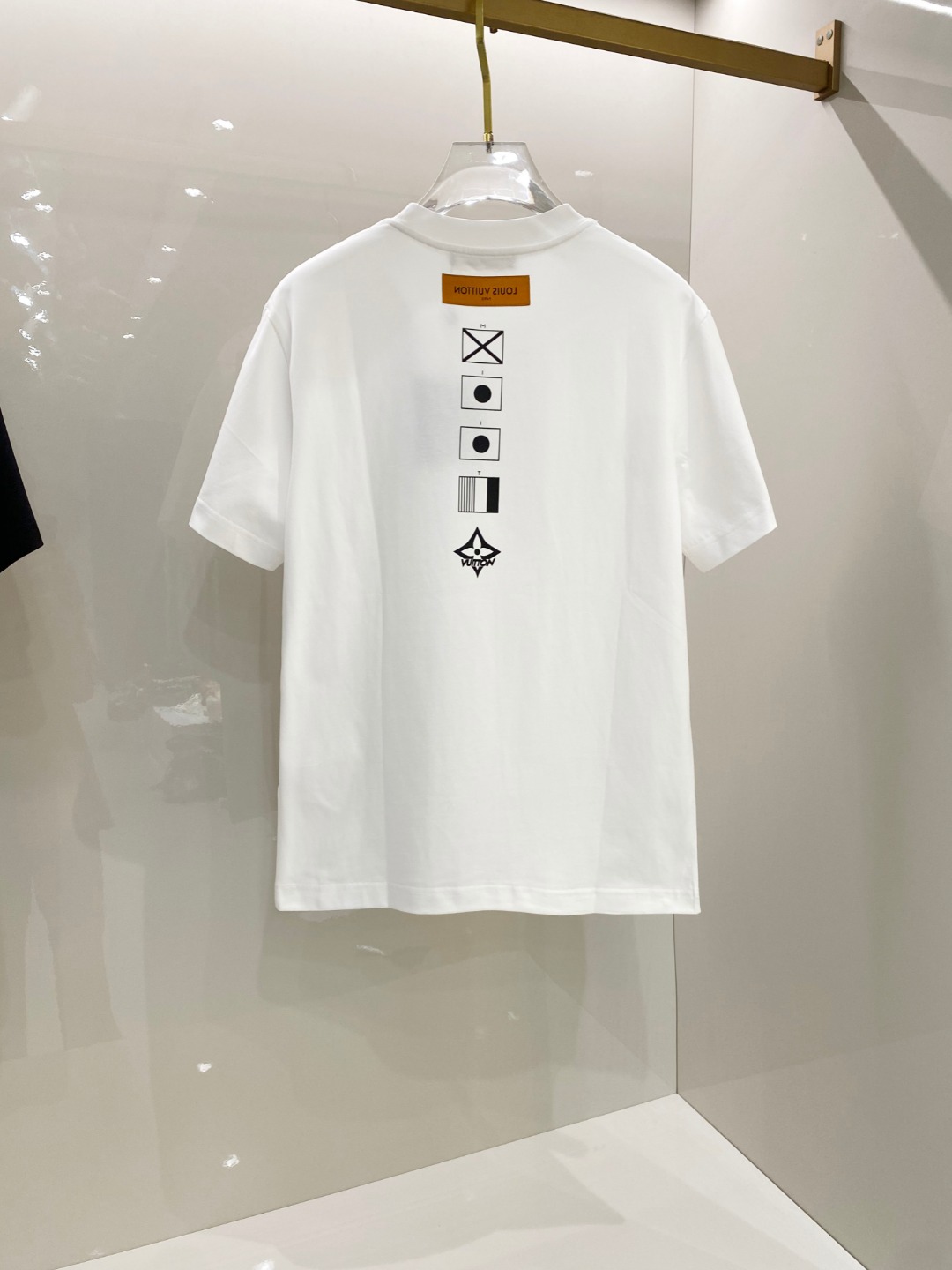  LV 2025ss春夏新款棉质圆领短袖T恤 胸前印花工艺 顶级丝光棉面料定制 标准版型
黑 白 两色 