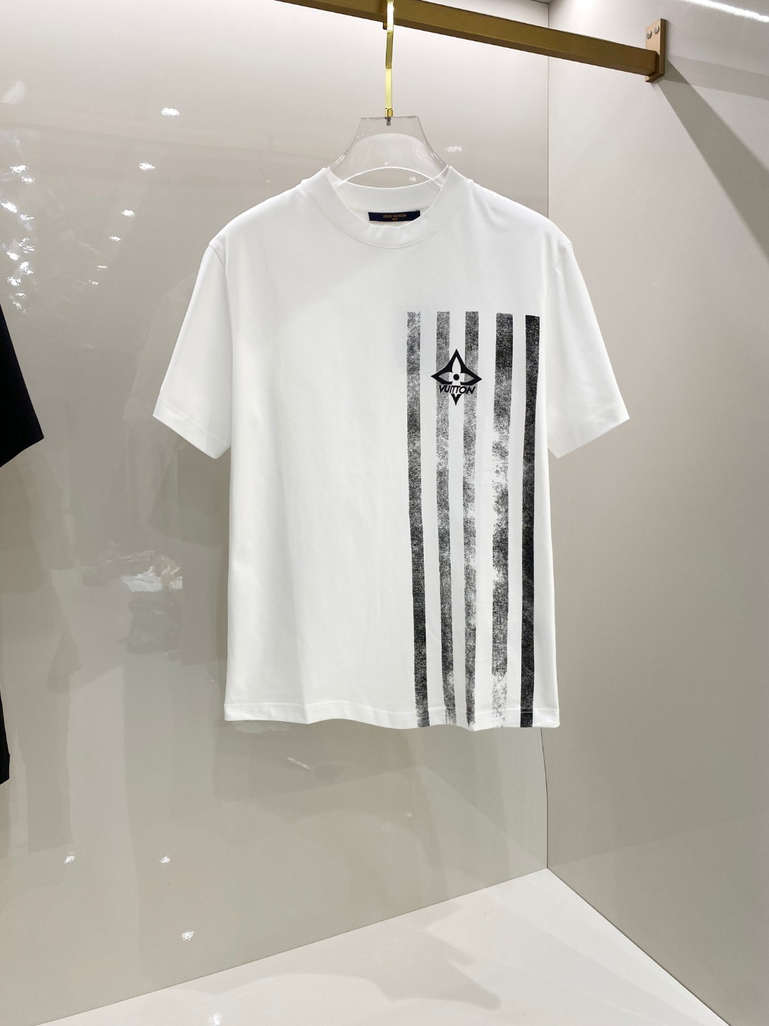 NO:513356,LV 2025ss Spring and Summer New Cotton Round Neck Short Sleeve T-shirt Chest Printing Craft Top Mercerized Cotton Fabric Customization Standard Style Black White Two Colors Men and Women Same Model Number S M L XL XXL,,louis vuitton,T-shirt,tees,t-shirt,alexander wang19860909LV 2025ss春夏新款棉质圆领短袖T恤 胸前印花工艺 顶级丝光棉面料定制 标准版型 黑 白 两色 男女同款 码数S M L XL XXL,,louis vuitton,T-shirt,tees，t-shirt,alexander wang,Men's clothing