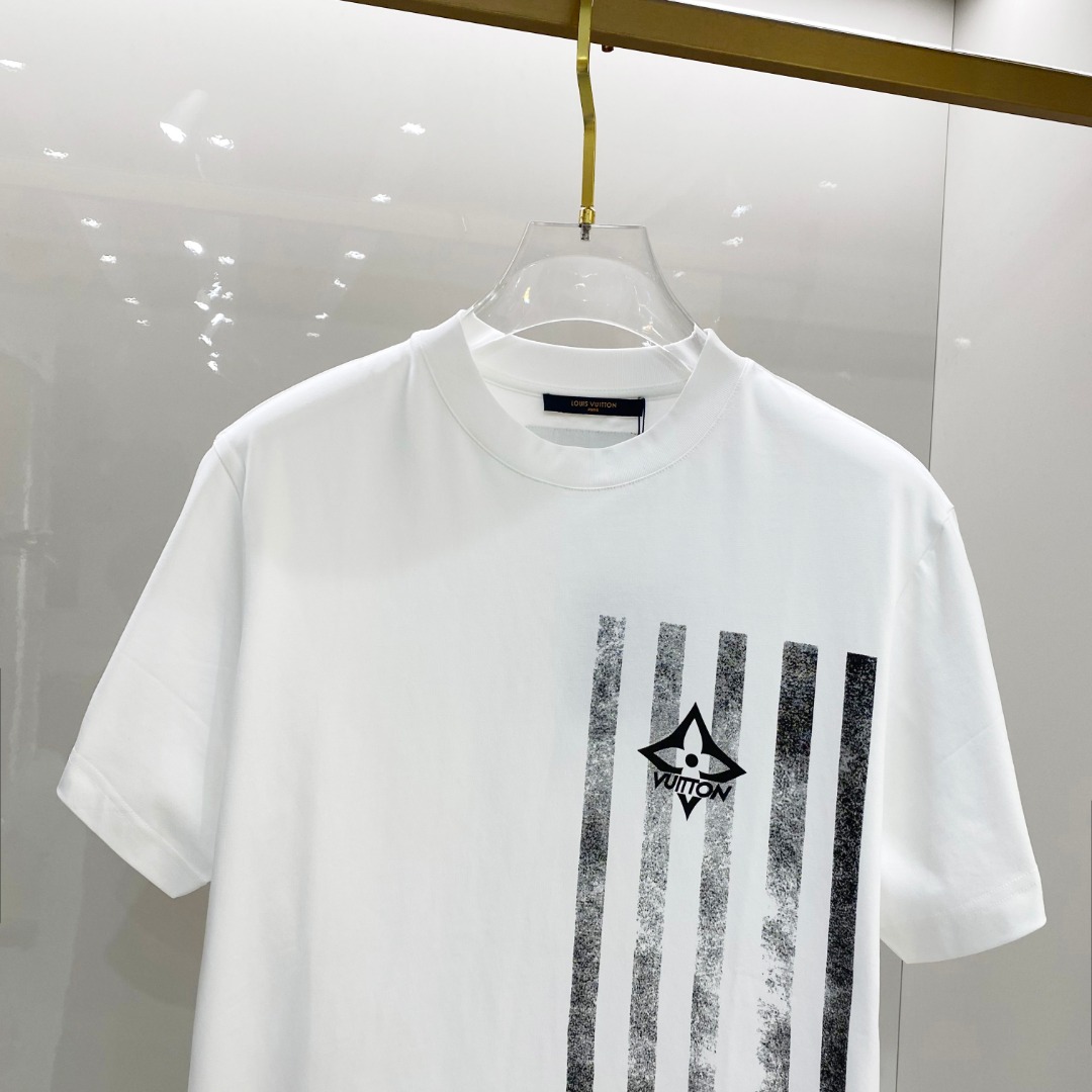  LV 2025ss春夏新款棉质圆领短袖T恤 胸前印花工艺 顶级丝光棉面料定制 标准版型
黑 白 两色 