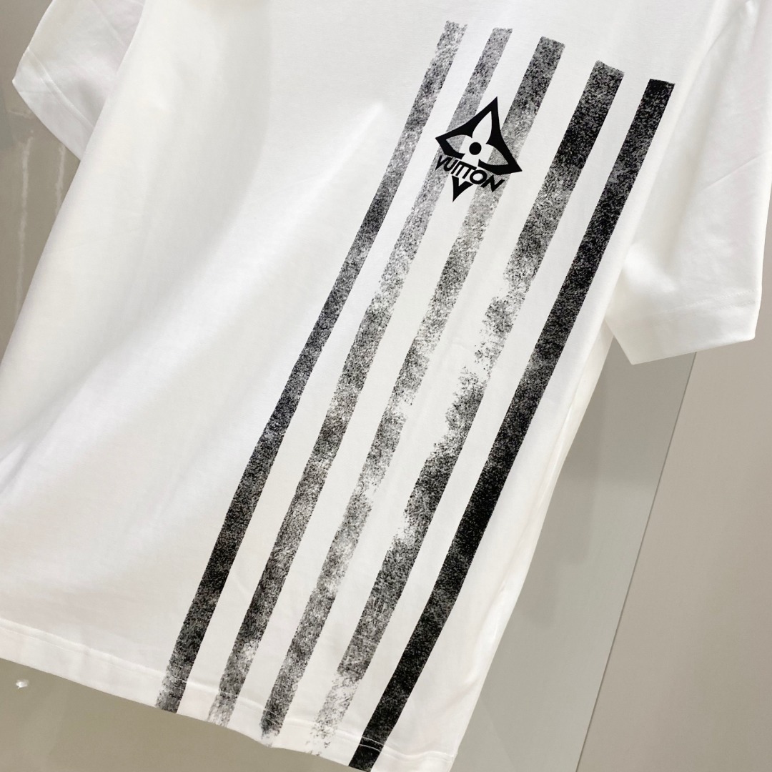  LV 2025ss春夏新款棉质圆领短袖T恤 胸前印花工艺 顶级丝光棉面料定制 标准版型
黑 白 两色 