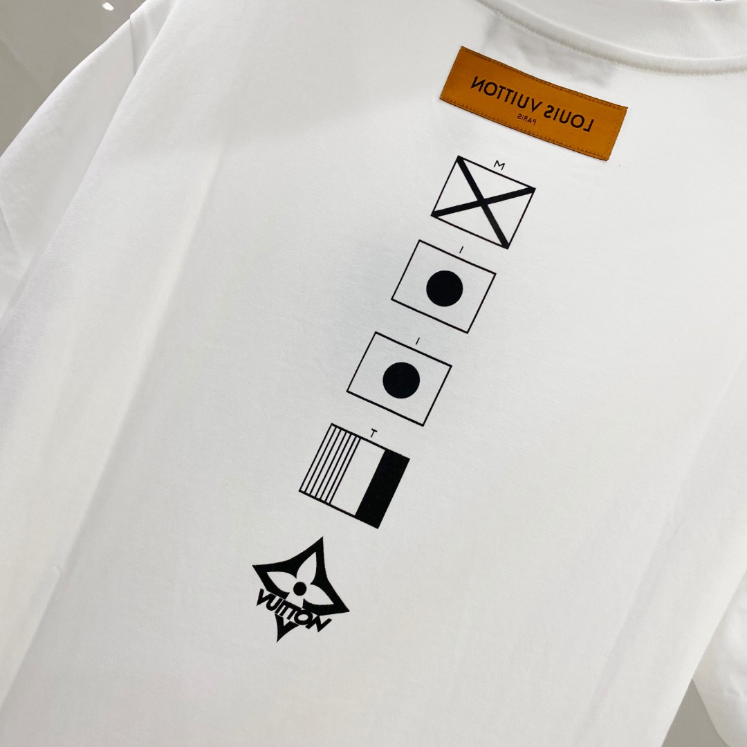  LV 2025ss春夏新款棉质圆领短袖T恤 胸前印花工艺 顶级丝光棉面料定制 标准版型
黑 白 两色 