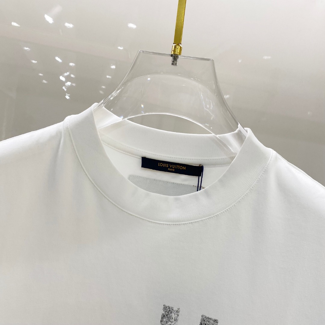  LV 2025ss春夏新款棉质圆领短袖T恤 胸前印花工艺 顶级丝光棉面料定制 标准版型
黑 白 两色 