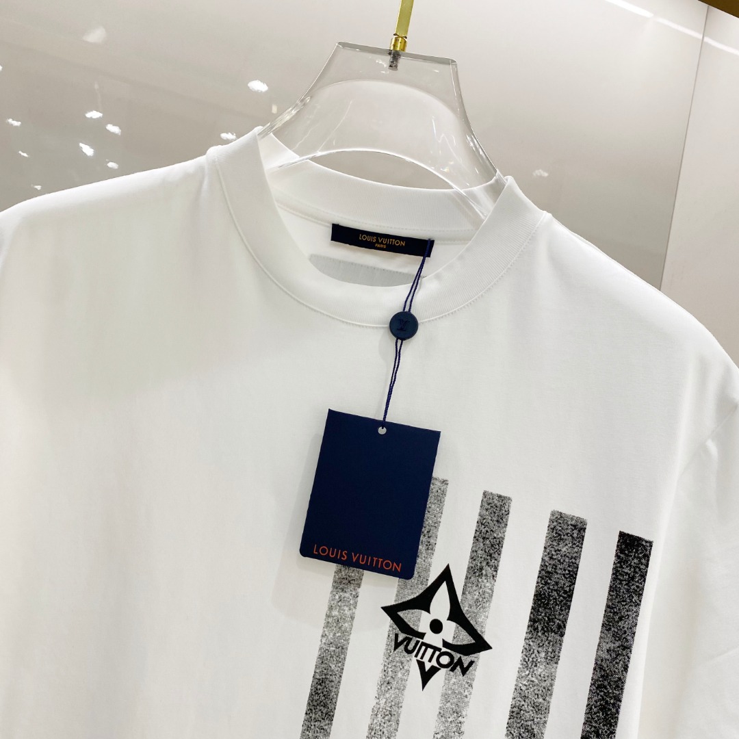  LV 2025ss春夏新款棉质圆领短袖T恤 胸前印花工艺 顶级丝光棉面料定制 标准版型
黑 白 两色 