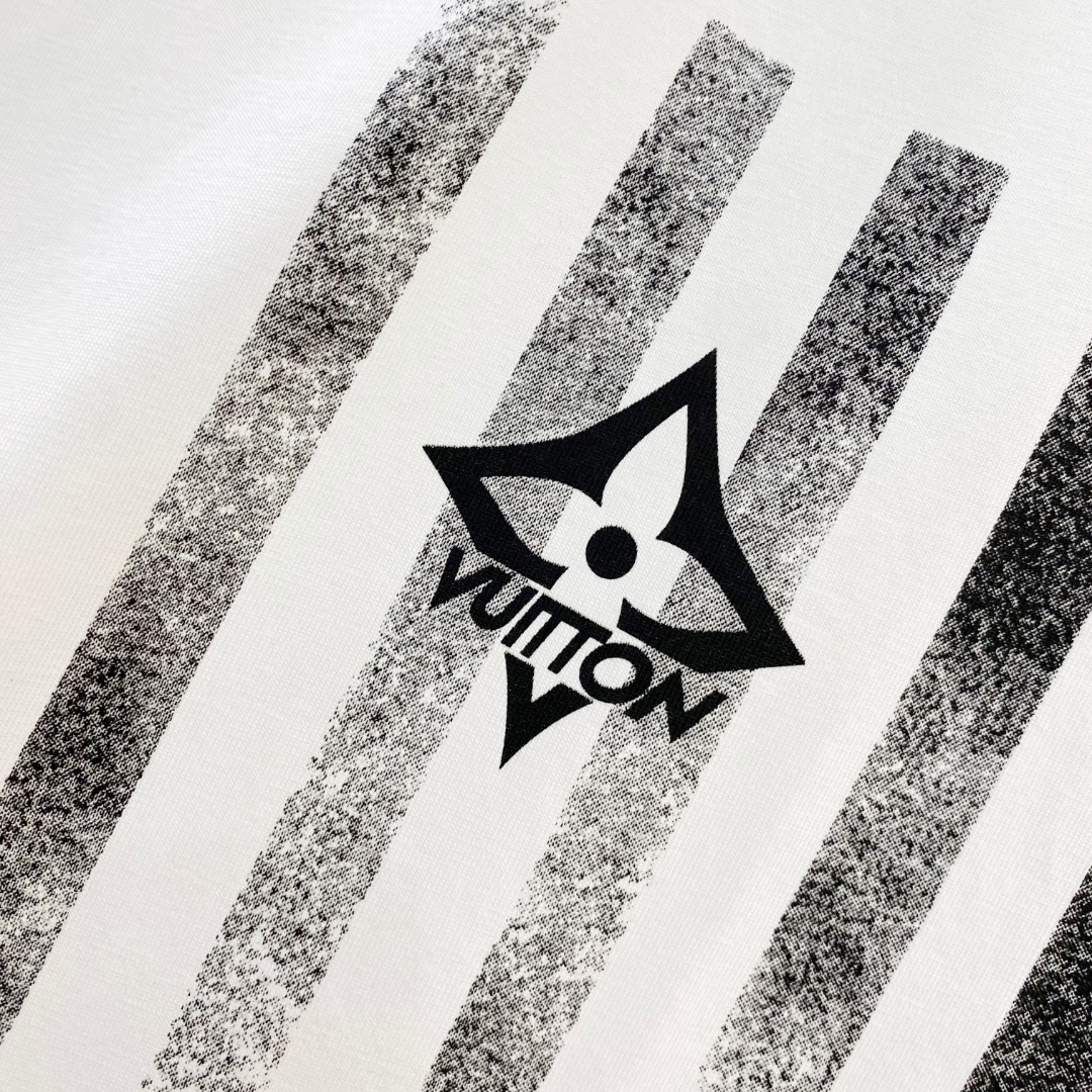  LV 2025ss春夏新款棉质圆领短袖T恤 胸前印花工艺 顶级丝光棉面料定制 标准版型
黑 白 两色 