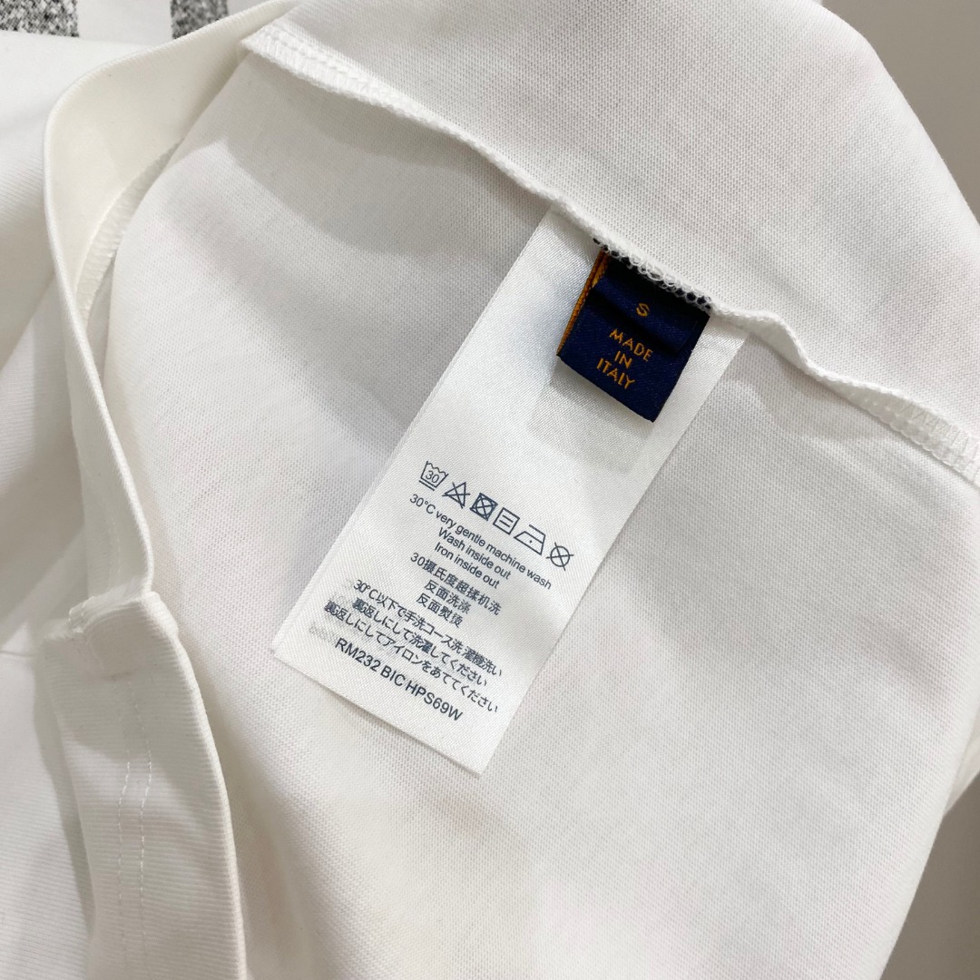  LV 2025ss春夏新款棉质圆领短袖T恤 胸前印花工艺 顶级丝光棉面料定制 标准版型
黑 白 两色 