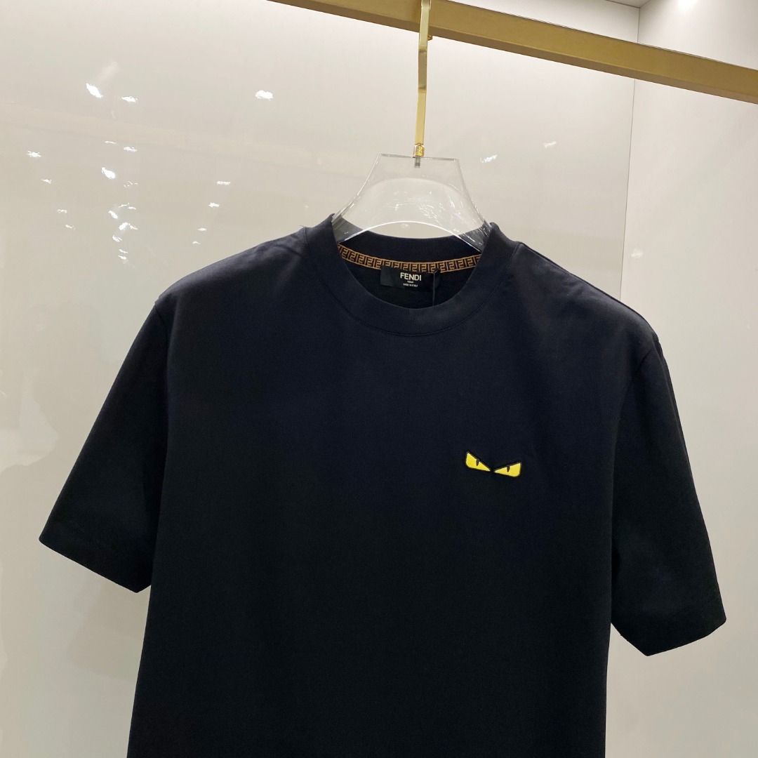  Fend*🆕 2025ss春夏新款棉质圆领短袖T恤 胸小怪兽眼睛标识 顶级丝光棉面料定制 标准版型 
