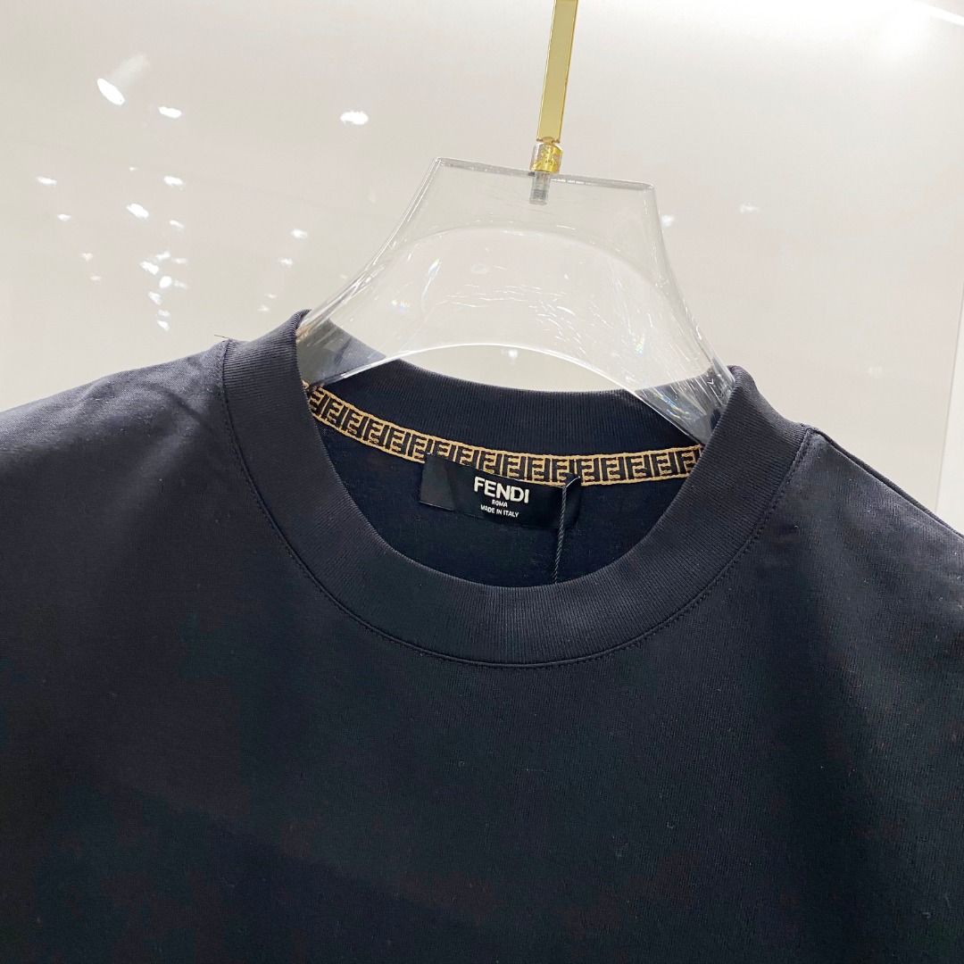  Fend*🆕 2025ss春夏新款棉质圆领短袖T恤 胸小怪兽眼睛标识 顶级丝光棉面料定制 标准版型 
