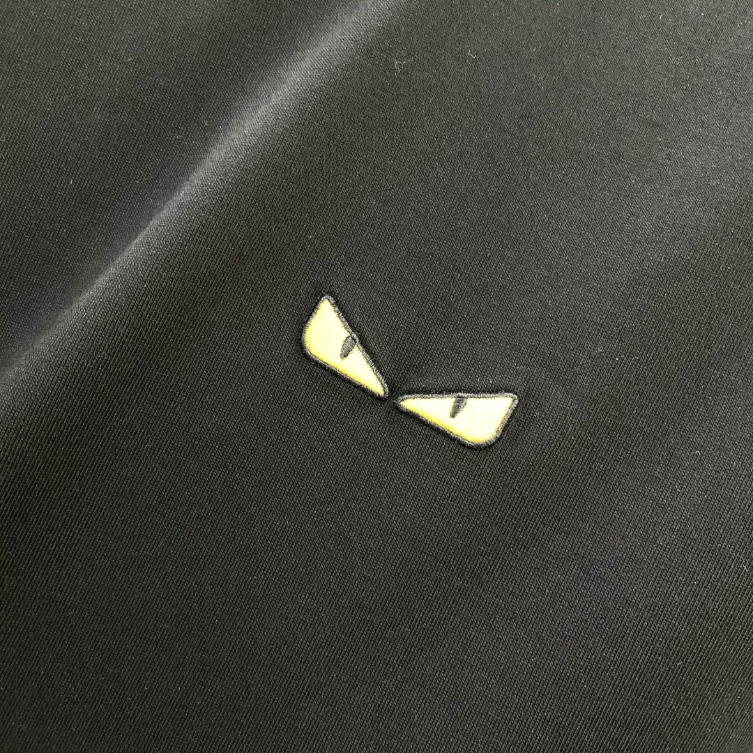  Fend*🆕 2025ss春夏新款棉质圆领短袖T恤 胸小怪兽眼睛标识 顶级丝光棉面料定制 标准版型 
