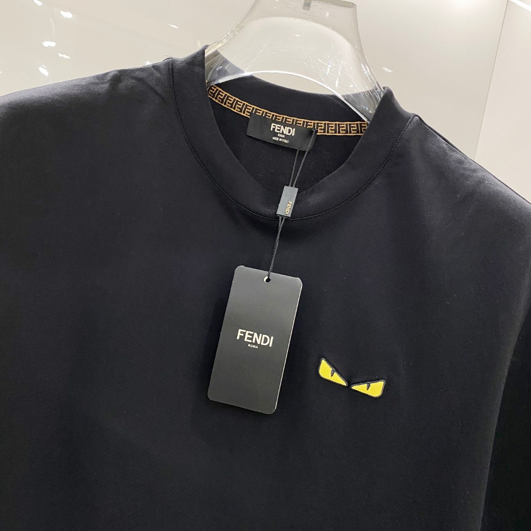  Fend*🆕 2025ss春夏新款棉质圆领短袖T恤 胸小怪兽眼睛标识 顶级丝光棉面料定制 标准版型 
