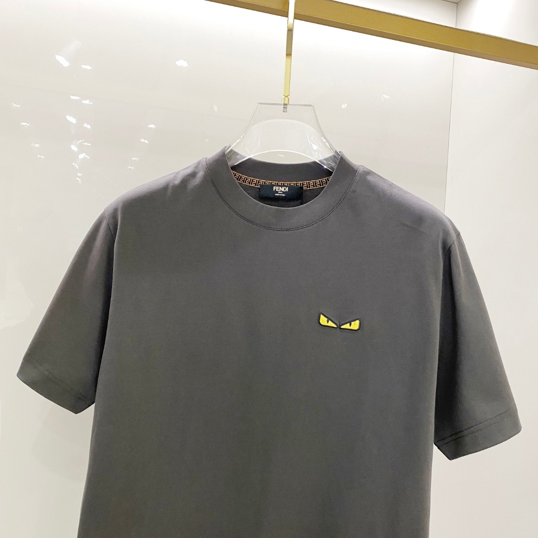  Fend*🆕 2025ss春夏新款棉质圆领短袖T恤 胸小怪兽眼睛标识 顶级丝光棉面料定制 标准版型 
