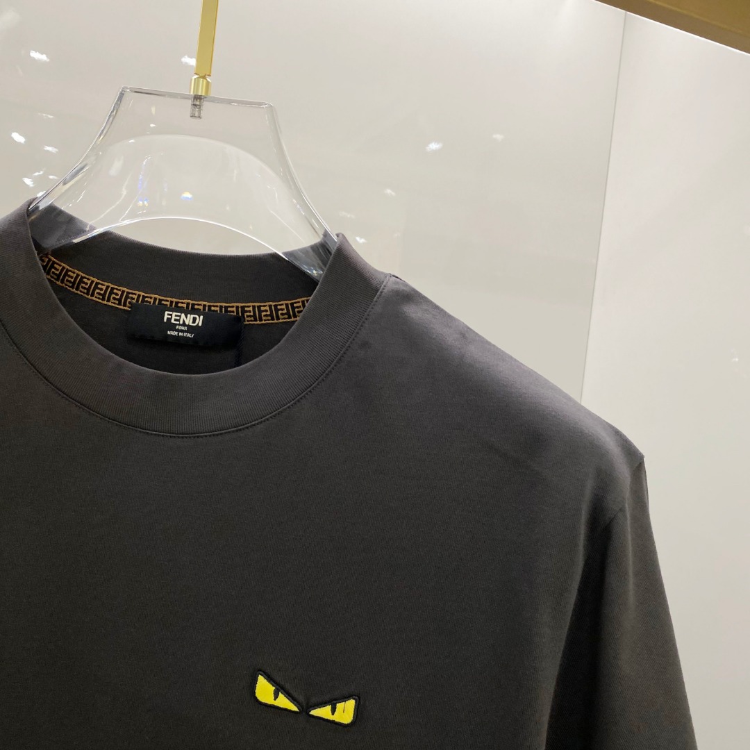  Fend*🆕 2025ss春夏新款棉质圆领短袖T恤 胸小怪兽眼睛标识 顶级丝光棉面料定制 标准版型 
