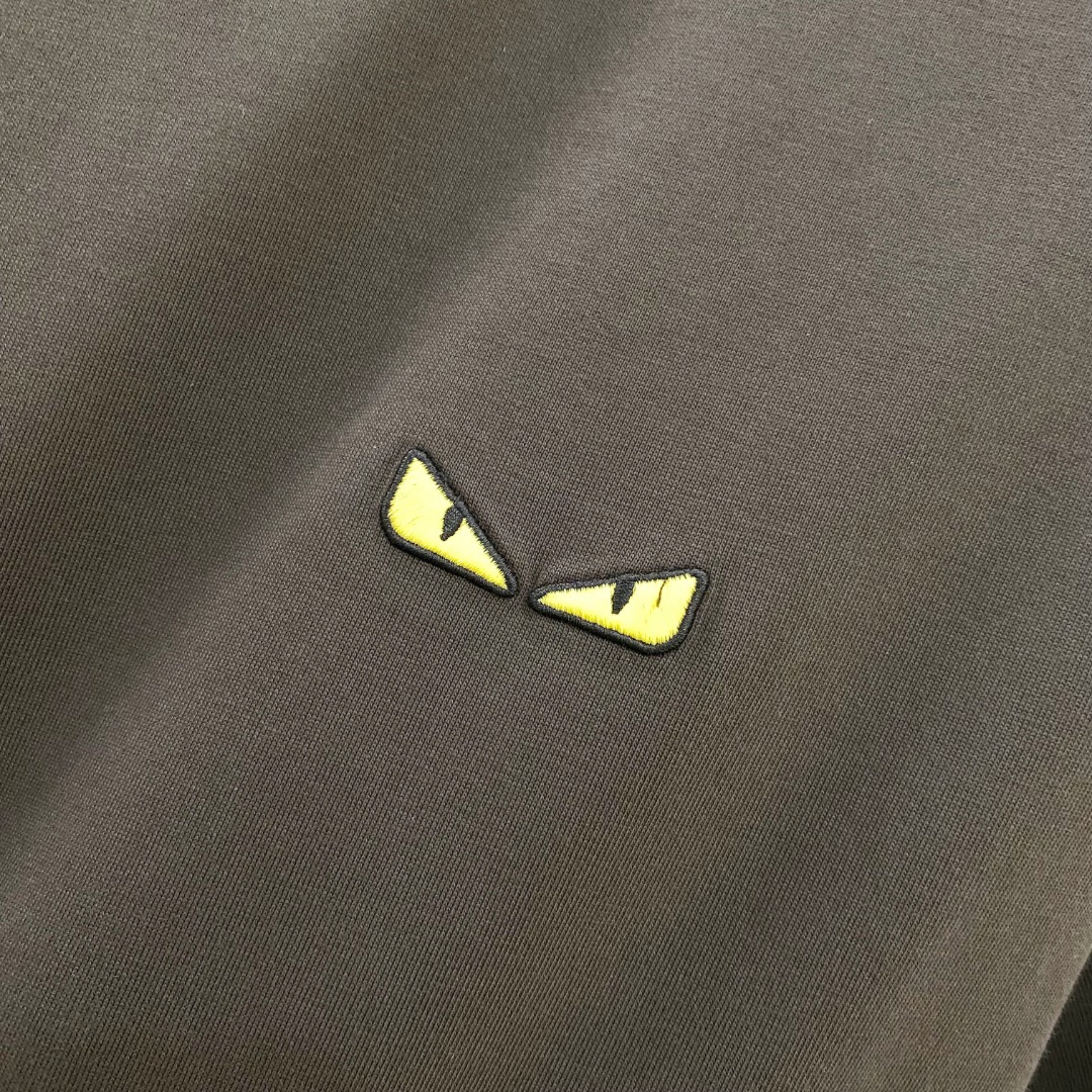  Fend*🆕 2025ss春夏新款棉质圆领短袖T恤 胸小怪兽眼睛标识 顶级丝光棉面料定制 标准版型 
