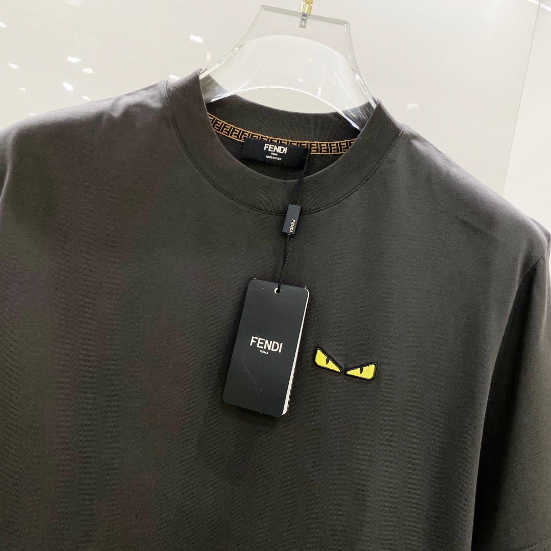  Fend*🆕 2025ss春夏新款棉质圆领短袖T恤 胸小怪兽眼睛标识 顶级丝光棉面料定制 标准版型 
