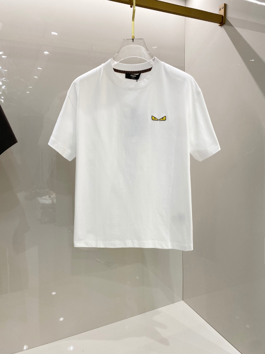 NO:513358,Fend* 2025ss Spring and Summer New Cotton Round Neck Short Sleeve T-shirt with Chest and Small Monster Eye Logo Top-grade Mercerized Cotton Fabric Customization Standard Style Black White Gray Blue Four Colors Men and Women Same Model Number S M L XL XXL,,fendi, T-shirt,tees, t-shirt,alexander wang19860909Fend* 2025ss春夏新款棉质圆领短袖T恤 胸小怪兽眼睛标识 顶级丝光棉面料定制 标准版型 黑 白 灰 蓝 四色 男女同款 码数S M L XL XXL,,fendi,T-shirt,tees，t-shirt,alexander wang,Men's clothing