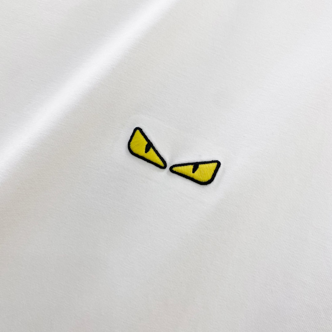  Fend*🆕 2025ss春夏新款棉质圆领短袖T恤 胸小怪兽眼睛标识 顶级丝光棉面料定制 标准版型 
