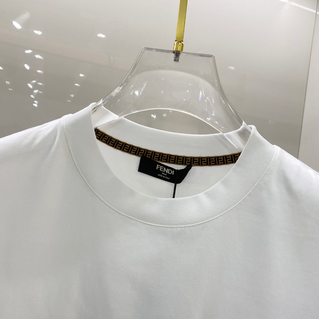  Fend*🆕 2025ss春夏新款棉质圆领短袖T恤 胸小怪兽眼睛标识 顶级丝光棉面料定制 标准版型 
