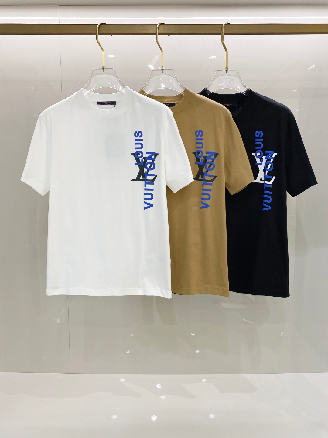  LV 2025ss春夏新款棉质圆领短袖T恤 胸前印花工艺 顶级丝光棉面料定制 标准版型
黑 白 卡其 