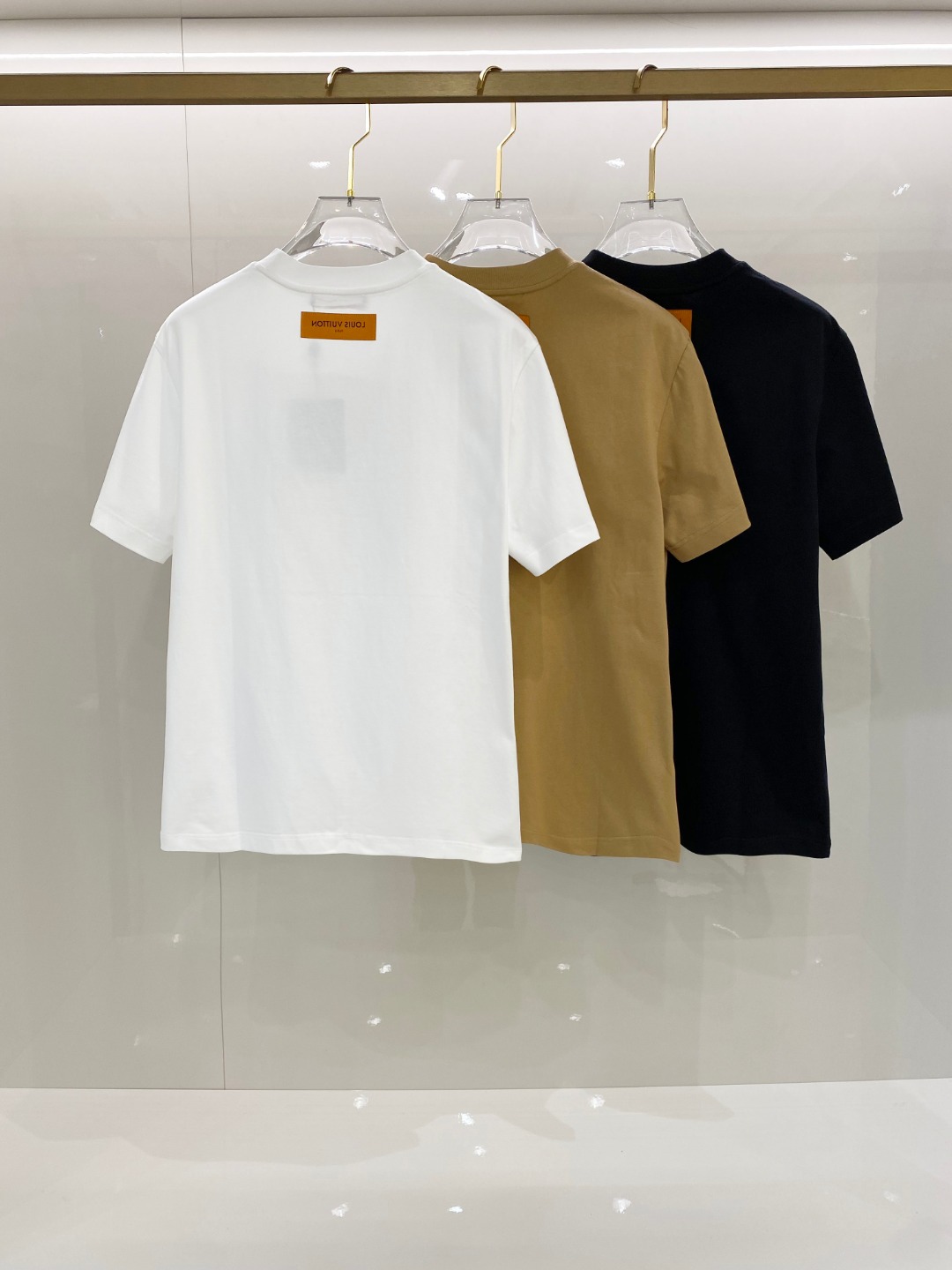  LV 2025ss春夏新款棉质圆领短袖T恤 胸前印花工艺 顶级丝光棉面料定制 标准版型
黑 白 卡其 