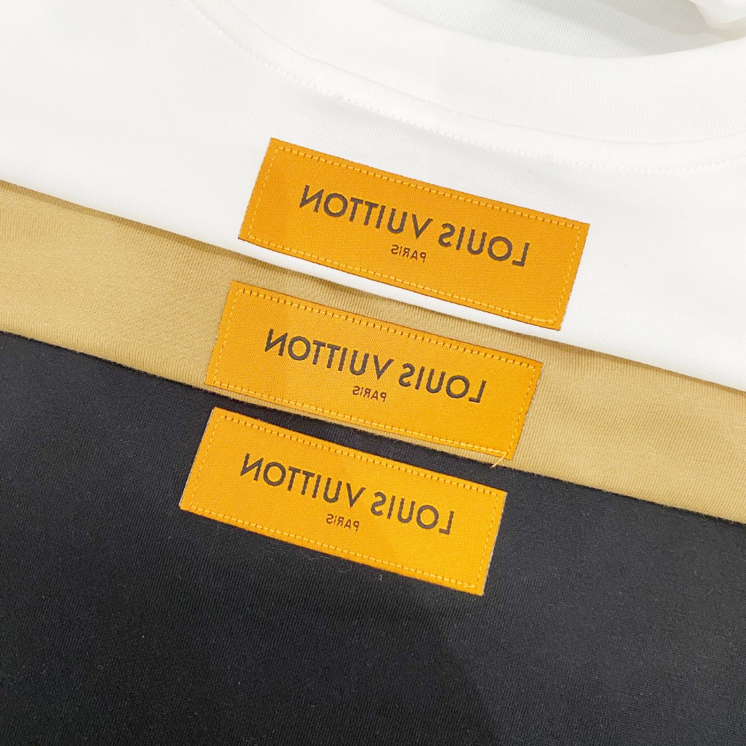  LV 2025ss春夏新款棉质圆领短袖T恤 胸前印花工艺 顶级丝光棉面料定制 标准版型
黑 白 卡其 