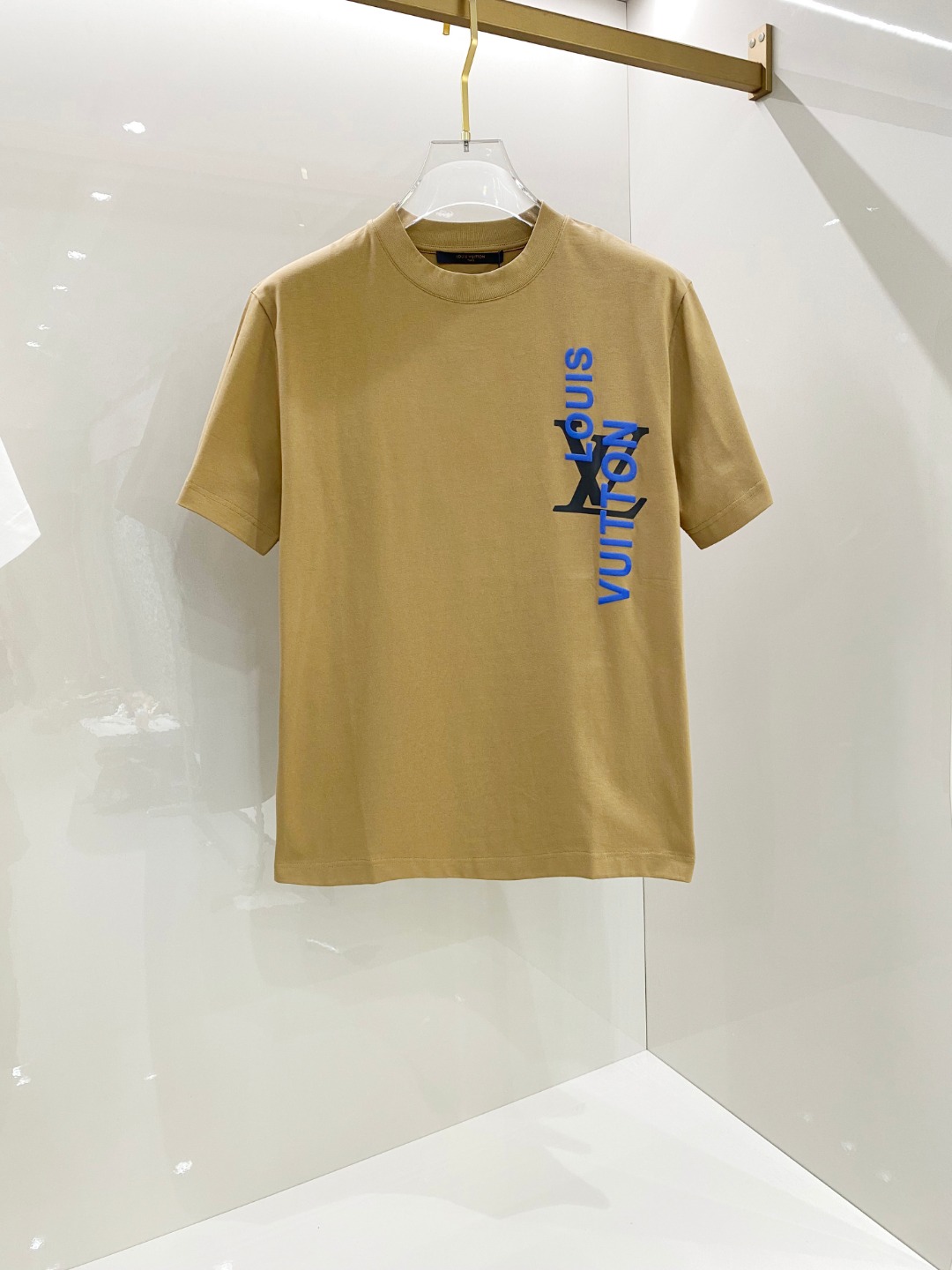  LV 2025ss春夏新款棉质圆领短袖T恤 胸前印花工艺 顶级丝光棉面料定制 标准版型
黑 白 卡其 