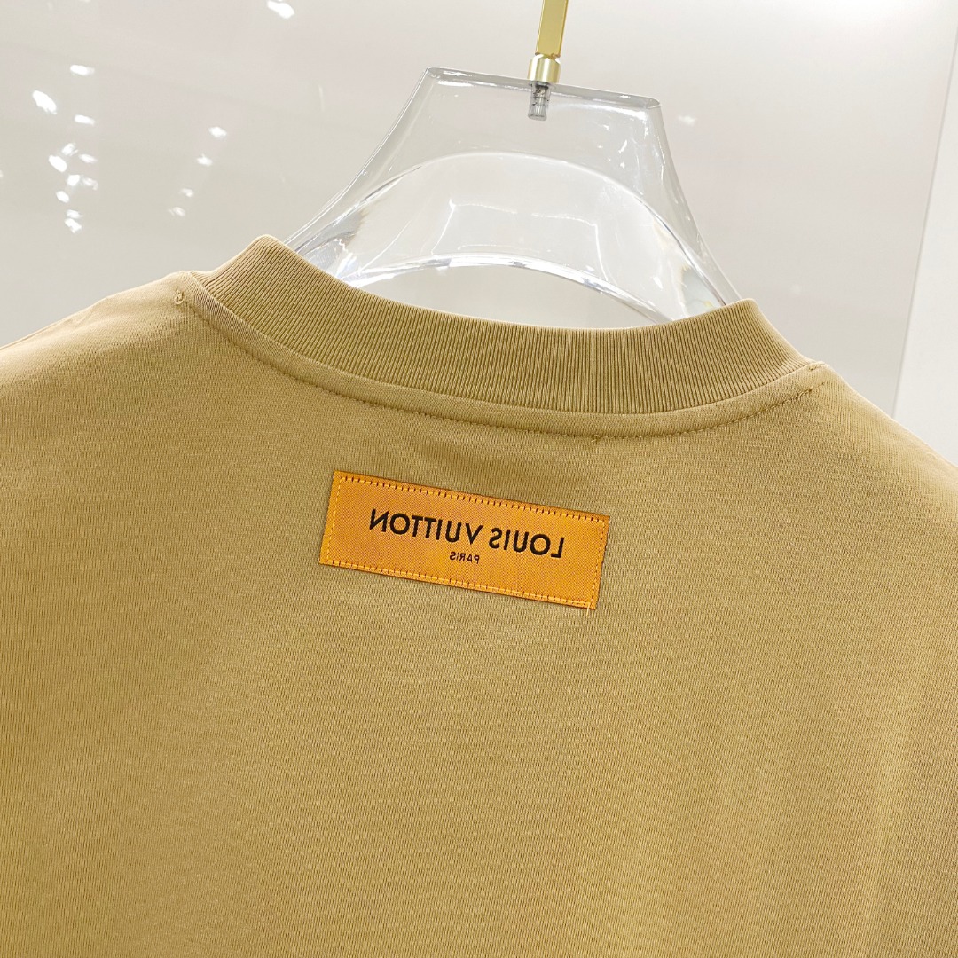  LV 2025ss春夏新款棉质圆领短袖T恤 胸前印花工艺 顶级丝光棉面料定制 标准版型
黑 白 卡其 