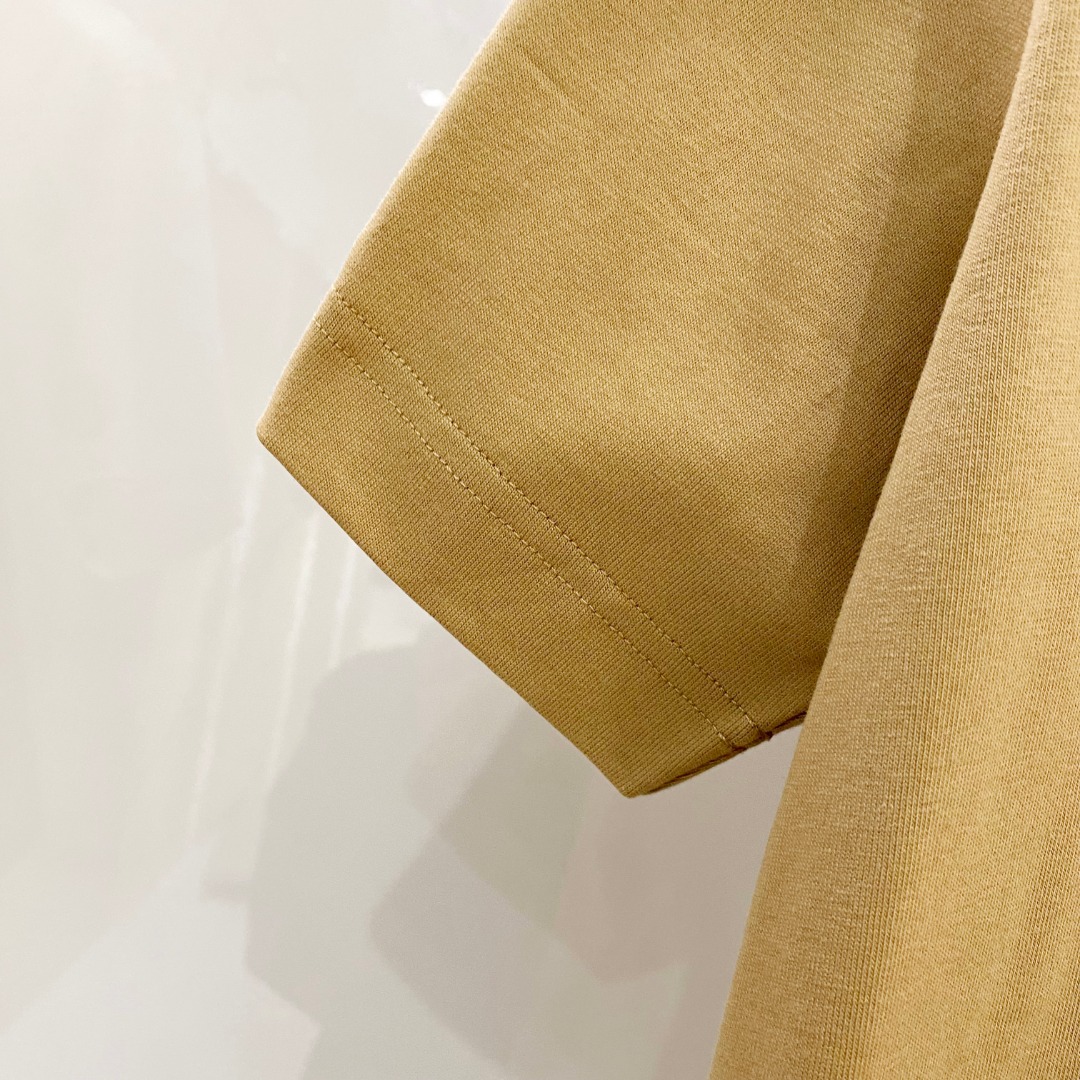  LV 2025ss春夏新款棉质圆领短袖T恤 胸前印花工艺 顶级丝光棉面料定制 标准版型
黑 白 卡其 