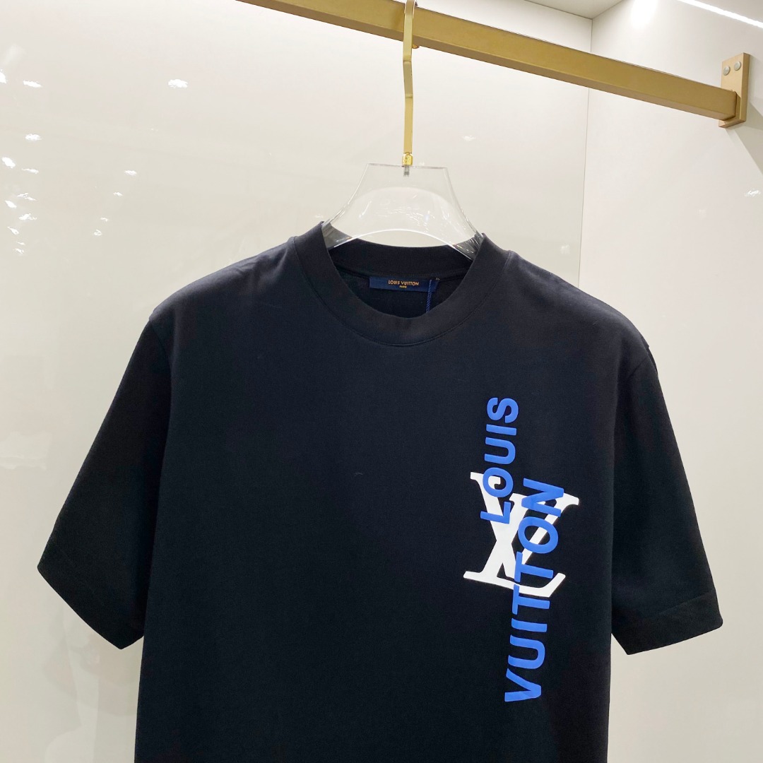  LV 2025ss春夏新款棉质圆领短袖T恤 胸前印花工艺 顶级丝光棉面料定制 标准版型
黑 白 卡其 