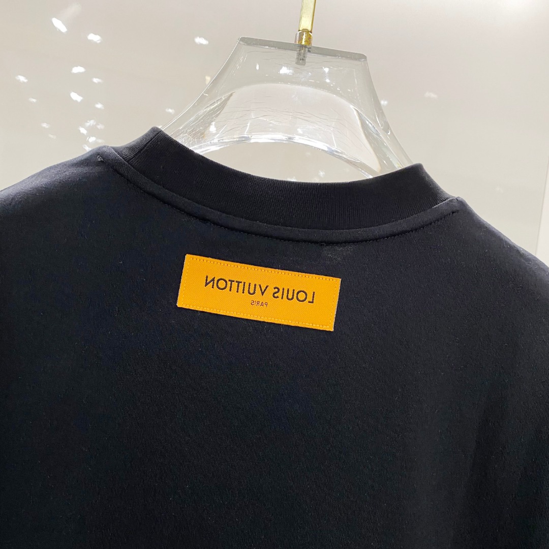  LV 2025ss春夏新款棉质圆领短袖T恤 胸前印花工艺 顶级丝光棉面料定制 标准版型
黑 白 卡其 