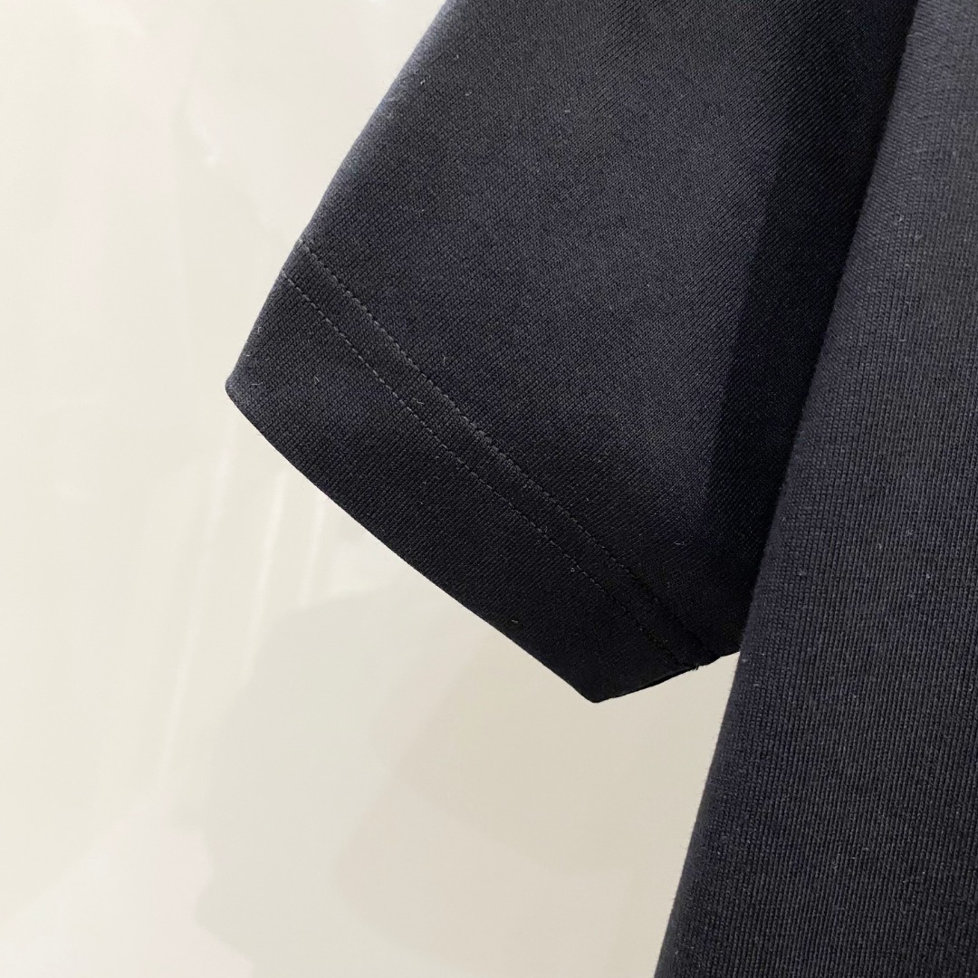  LV 2025ss春夏新款棉质圆领短袖T恤 胸前印花工艺 顶级丝光棉面料定制 标准版型
黑 白 卡其 