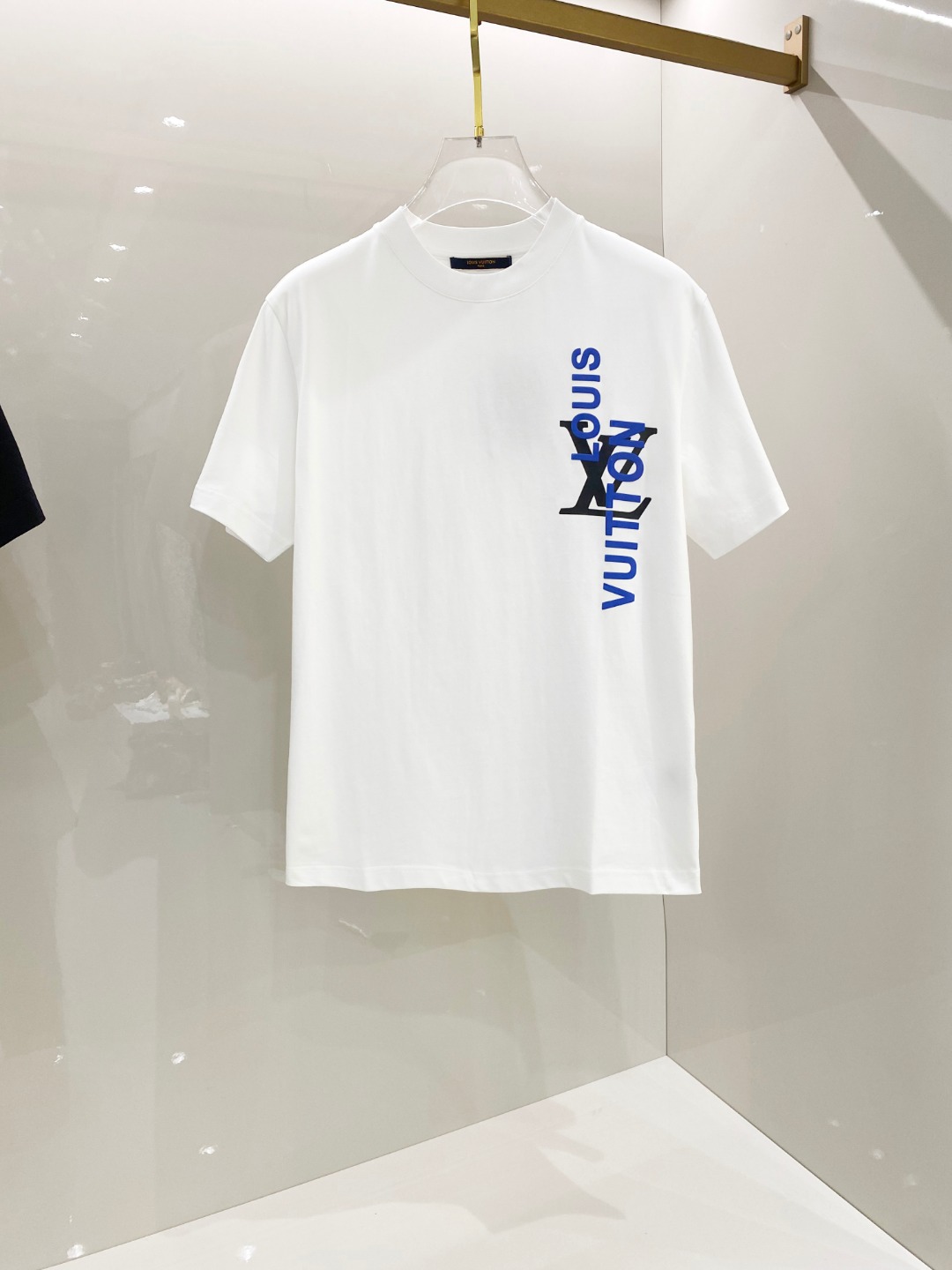 NO:513360,LV 2025ss Spring and Summer New Cotton Round Neck Short Sleeve T-shirt Chest Printing Craft Top Mercerized Cotton Fabric Customization Standard Style Black White Khaki Three Colors Men and Women Same Model Number S M L XL XXL,,louis vuitton,T-shirt,tees,t-shirt,alexander wang19860909LV 2025ss春夏新款棉质圆领短袖T恤 胸前印花工艺 顶级丝光棉面料定制 标准版型 黑 白 卡其 三色 男女同款 码数S M L XL XXL,,louis vuitton,T-shirt,tees，t-shirt,alexander wang,Men's clothing