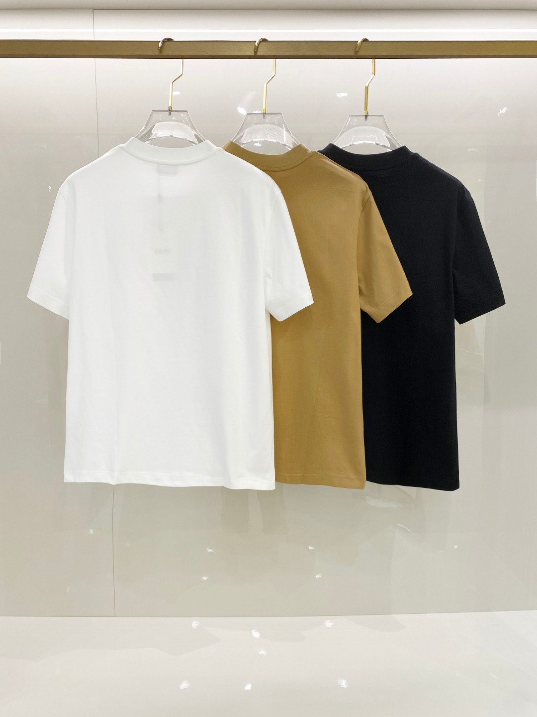  迪奥 2025早春 最新款短袖T恤，原标 定制面料，手感柔软，穿着舒适，做工精细.上身效果无敌帅气， 