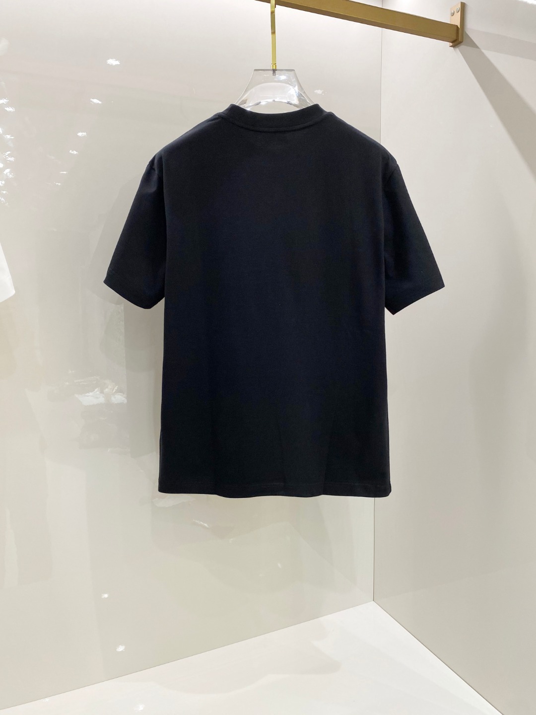  迪奥 2025早春 最新款短袖T恤，原标 定制面料，手感柔软，穿着舒适，做工精细.上身效果无敌帅气， 