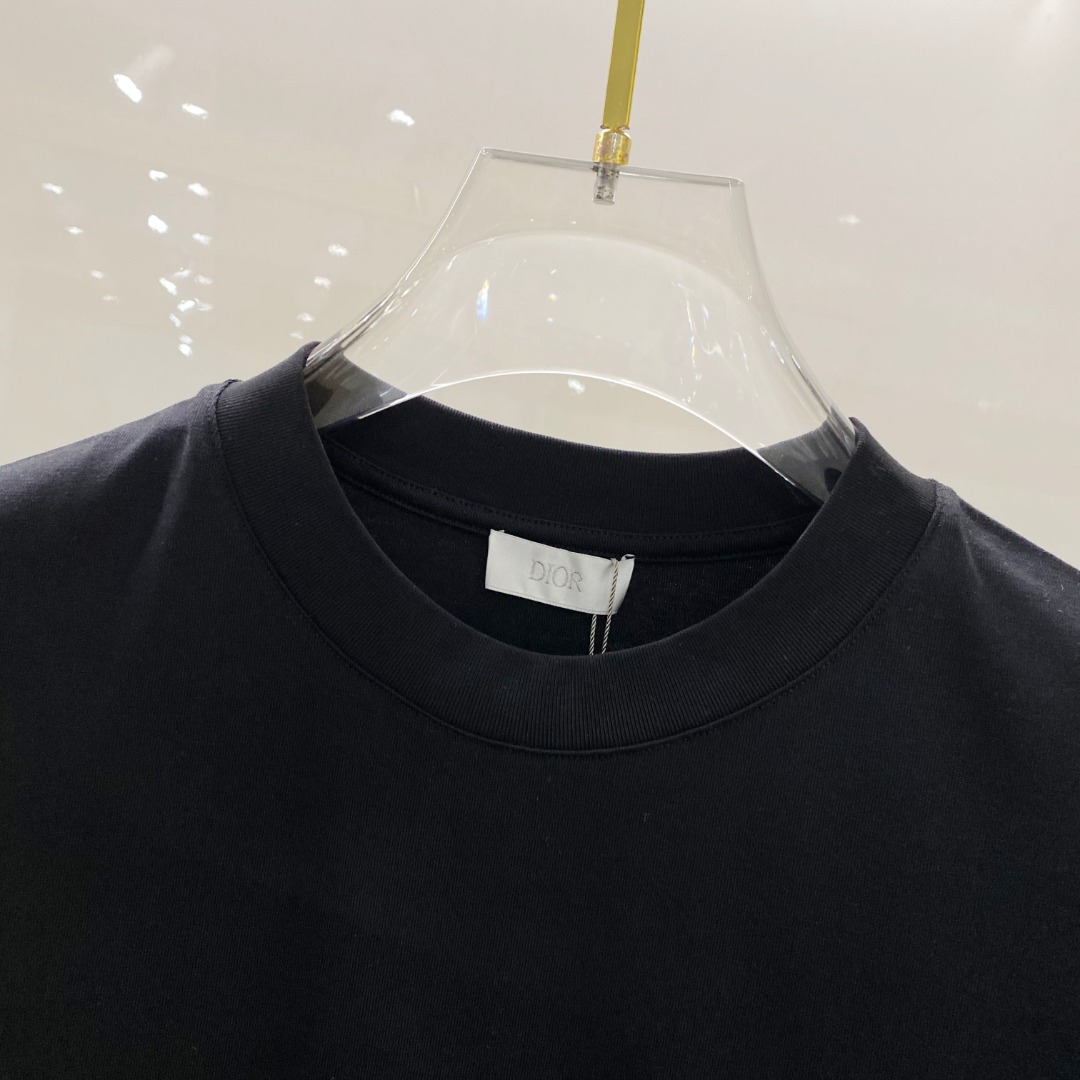  迪奥 2025早春 最新款短袖T恤，原标 定制面料，手感柔软，穿着舒适，做工精细.上身效果无敌帅气， 