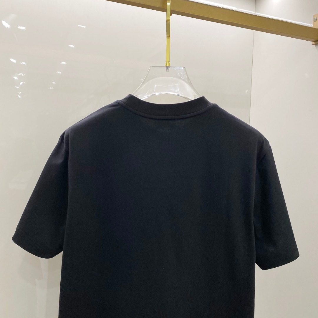  迪奥 2025早春 最新款短袖T恤，原标 定制面料，手感柔软，穿着舒适，做工精细.上身效果无敌帅气， 