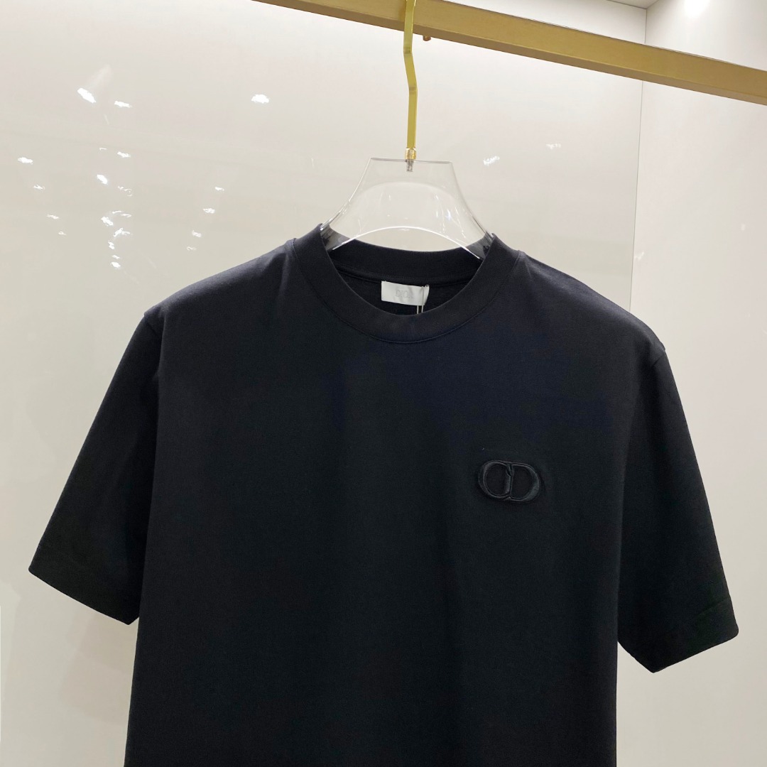  迪奥 2025早春 最新款短袖T恤，原标 定制面料，手感柔软，穿着舒适，做工精细.上身效果无敌帅气， 