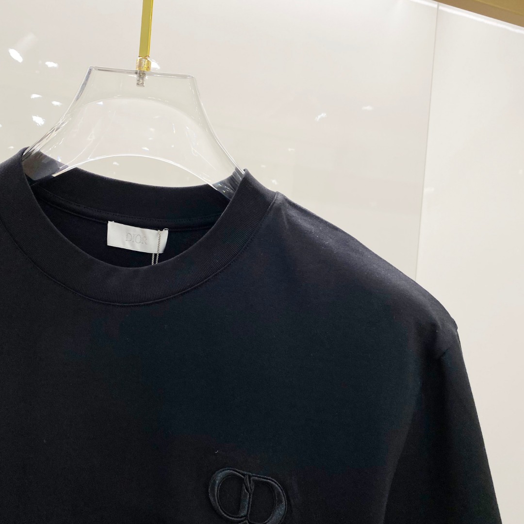  迪奥 2025早春 最新款短袖T恤，原标 定制面料，手感柔软，穿着舒适，做工精细.上身效果无敌帅气， 