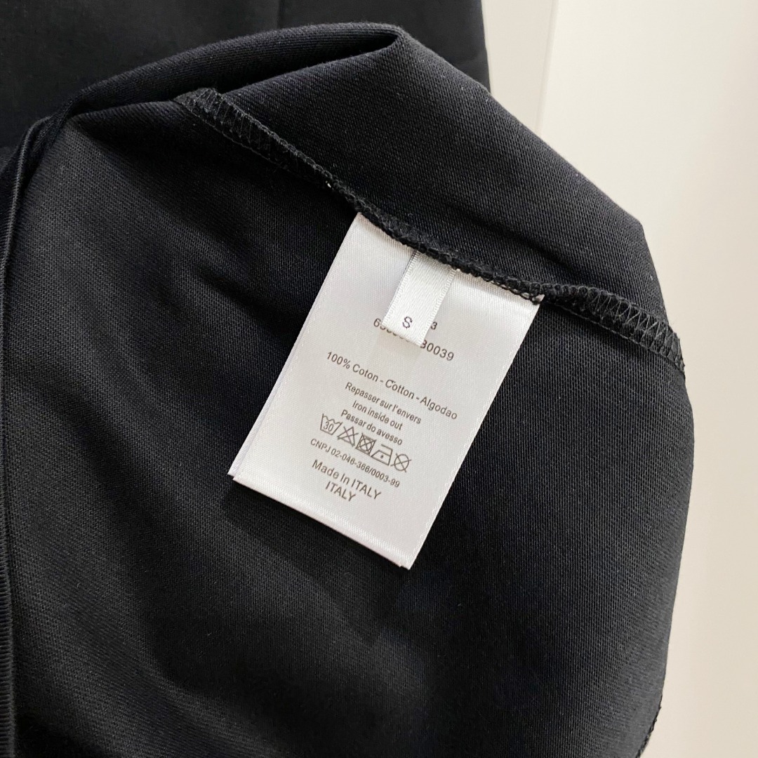  迪奥 2025早春 最新款短袖T恤，原标 定制面料，手感柔软，穿着舒适，做工精细.上身效果无敌帅气， 