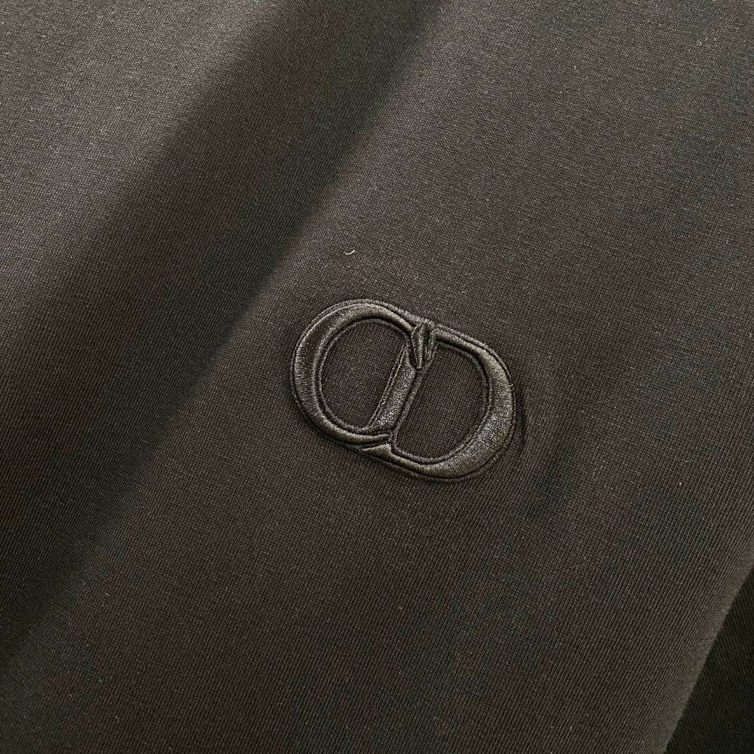  迪奥 2025早春 最新款短袖T恤，原标 定制面料，手感柔软，穿着舒适，做工精细.上身效果无敌帅气， 