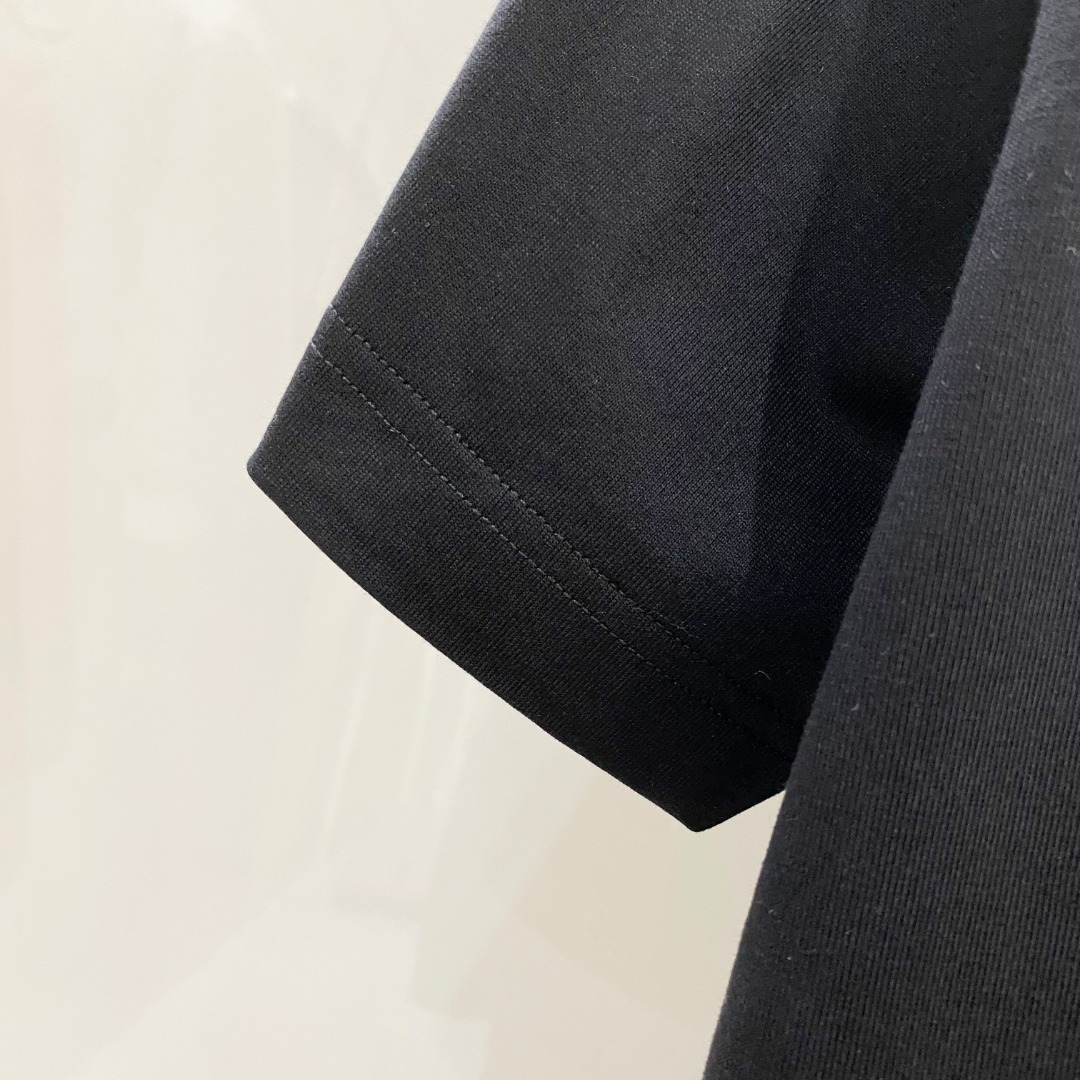  迪奥 2025早春 最新款短袖T恤，原标 定制面料，手感柔软，穿着舒适，做工精细.上身效果无敌帅气， 