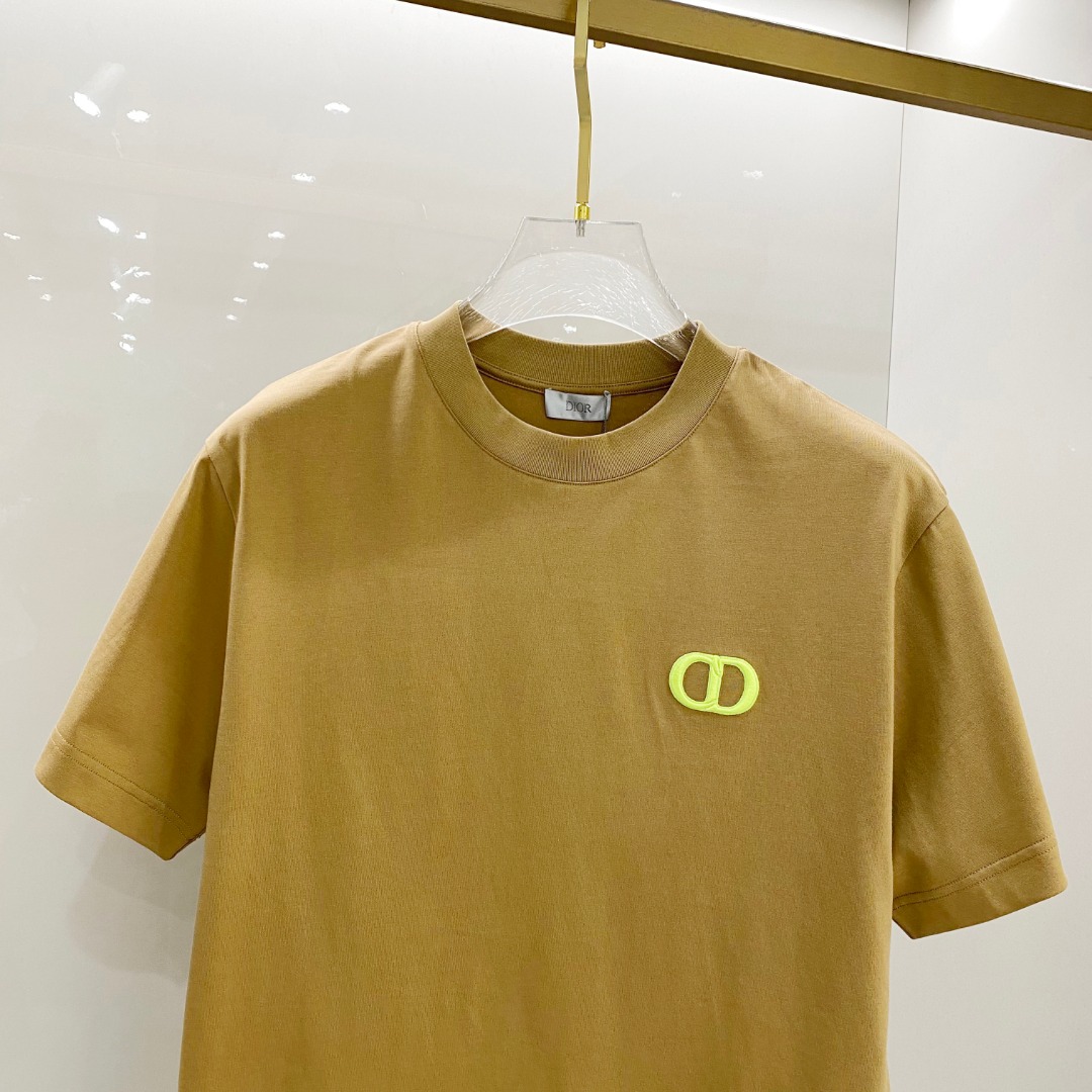  迪奥 2025早春 最新款短袖T恤，原标 定制面料，手感柔软，穿着舒适，做工精细.上身效果无敌帅气， 