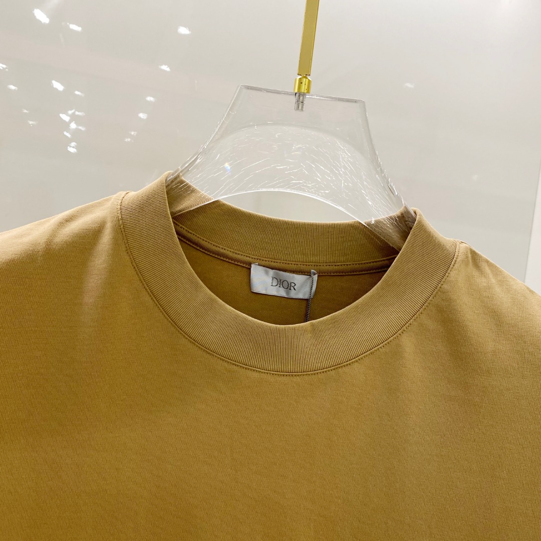  迪奥 2025早春 最新款短袖T恤，原标 定制面料，手感柔软，穿着舒适，做工精细.上身效果无敌帅气， 
