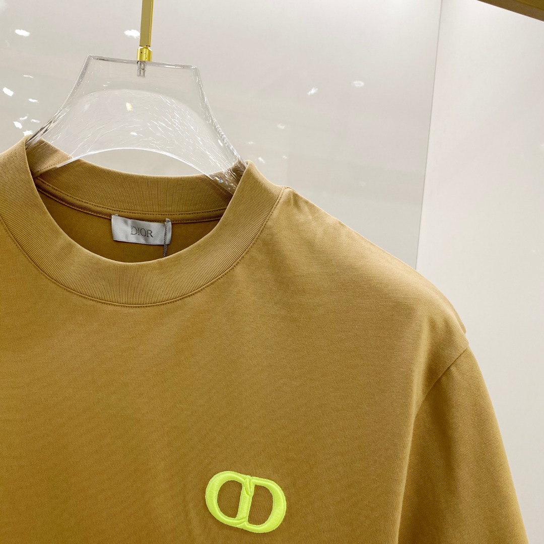  迪奥 2025早春 最新款短袖T恤，原标 定制面料，手感柔软，穿着舒适，做工精细.上身效果无敌帅气， 