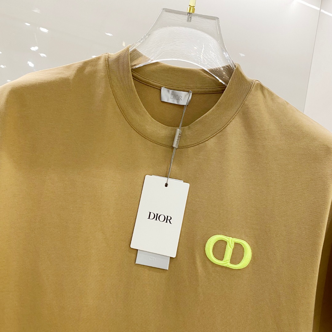  迪奥 2025早春 最新款短袖T恤，原标 定制面料，手感柔软，穿着舒适，做工精细.上身效果无敌帅气， 