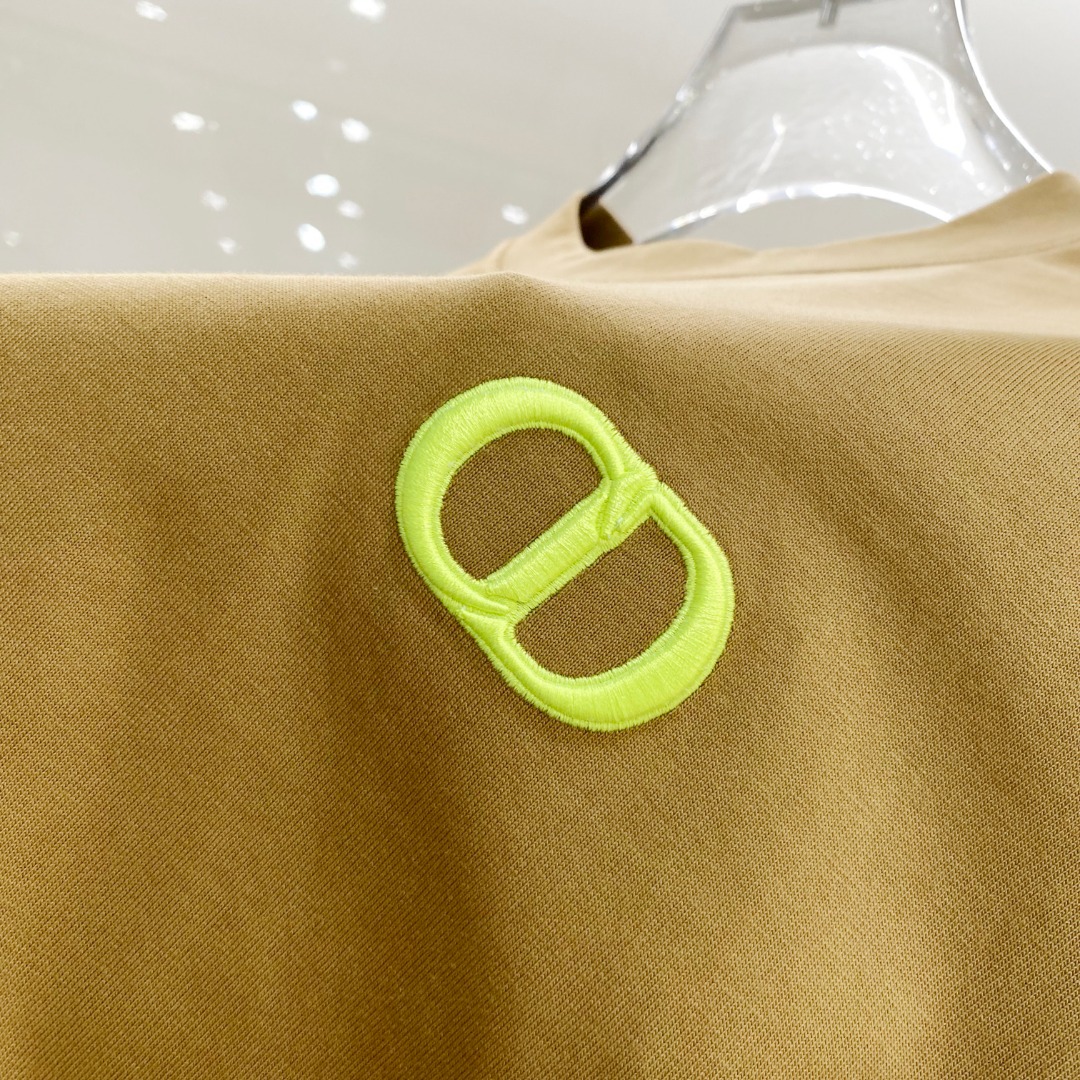  迪奥 2025早春 最新款短袖T恤，原标 定制面料，手感柔软，穿着舒适，做工精细.上身效果无敌帅气， 