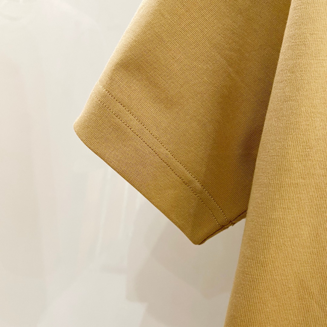  迪奥 2025早春 最新款短袖T恤，原标 定制面料，手感柔软，穿着舒适，做工精细.上身效果无敌帅气， 