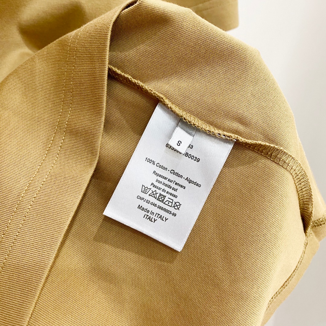  迪奥 2025早春 最新款短袖T恤，原标 定制面料，手感柔软，穿着舒适，做工精细.上身效果无敌帅气， 